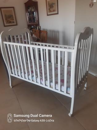 מיטת תינוק משכל כחדשה