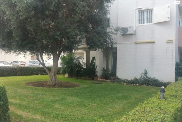 החסידה 4 (בית"ר)