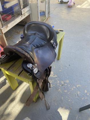 אוכף טאקר במצב מצוין,מידה 17