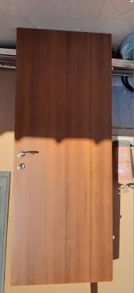 דלתות פנים בצבע אגוז כולל