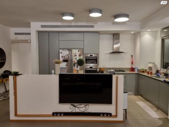 יטקובסקי אחים 32 (כפר גנים ג)