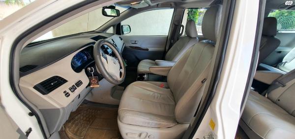 טויוטה סיינה (2011)