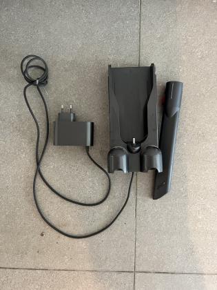 למכירה דייסון v10 שמור עם כל האביזרים