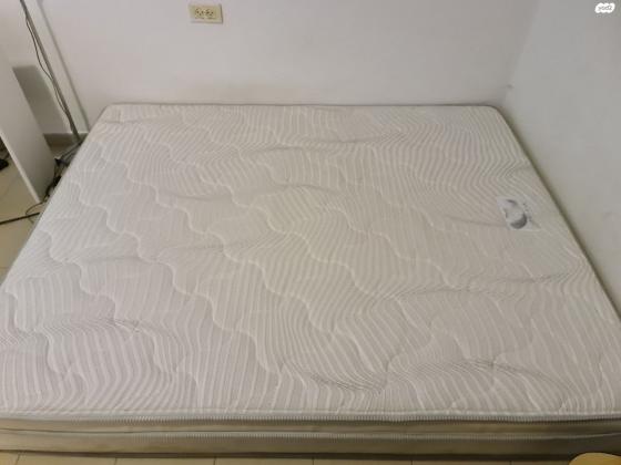 מזרן זוגי אורתופדי חדש, מחברת