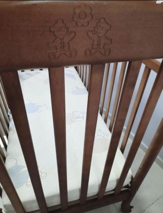למכירה מיטת תינוק על גלגלים