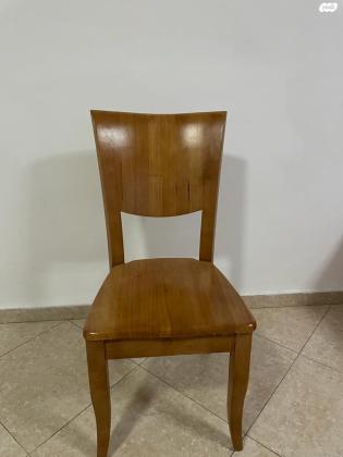 *כיסא בצבע עץ לפינת אוכל*