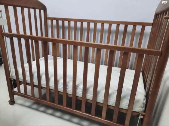 למכירה מיטת תינוק על גלגלים