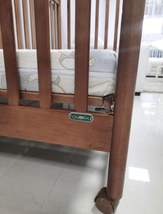 למכירה מיטת תינוק על גלגלים