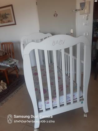 מיטת תינוק משכל כחדשה