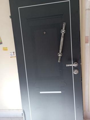 דלת כניסה של שריונות חוסם