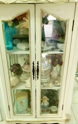 ויטרינה כפרית בצבע שמנת משופשף,