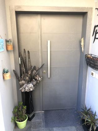 למכירה דלת כניסה ללא משקוףבצבע