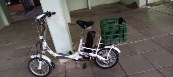 אופניים חשמליים בצבע לבן מראה קלאסי