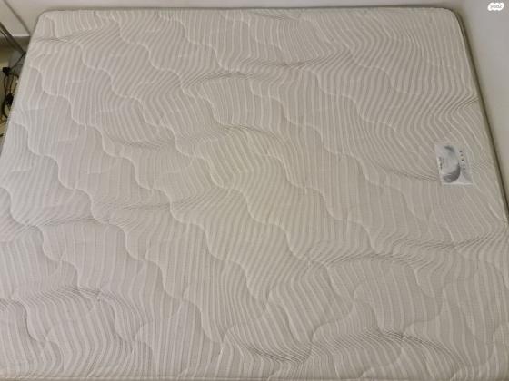 מזרן זוגי אורתופדי חדש, מחברת