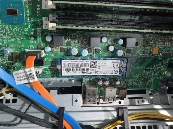 DELL OPTIPLEX 7040 D18M D18M001