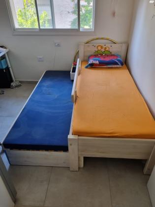 מיטת יחיד מעץ מלא של רהיטי גלמר