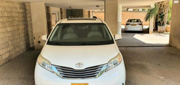 טויוטה סיינה (2011)