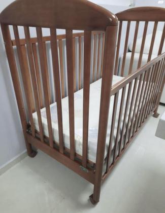 למכירה מיטת תינוק על גלגלים