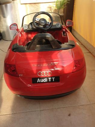 מכונית ממונעת אאודי בצבע אדום