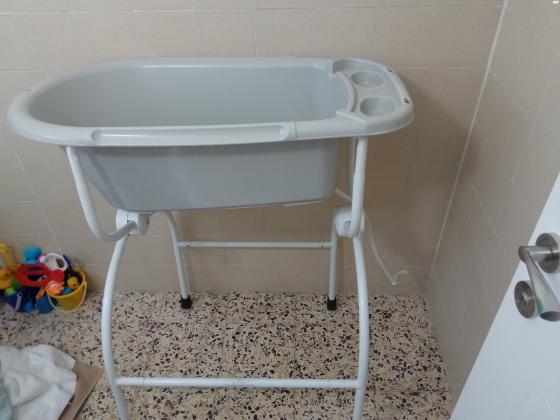 אמבטיית חצי אפורה של