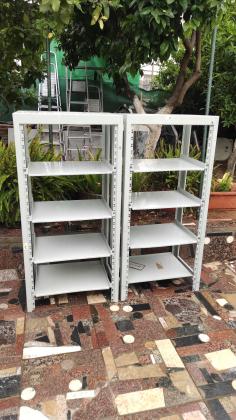 שתי יחידות מדפי מתכת חזקים