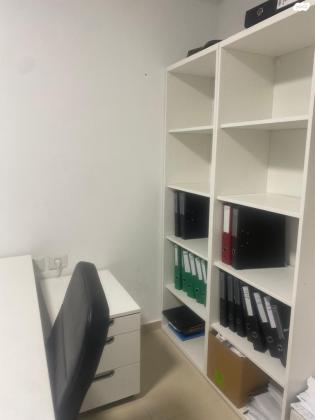 למכירה , שני ספריות כוננויות