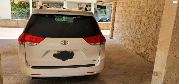 טויוטה סיינה (2011)