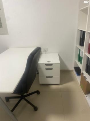 למכירה , שני ספריות כוננויות