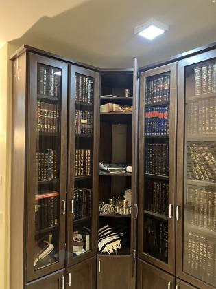 ארון ספרים עם זוית פינתית,