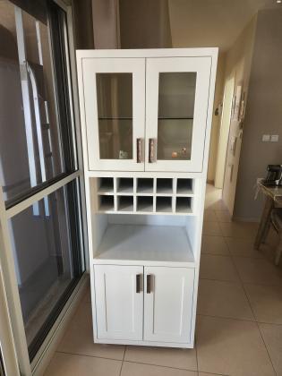 ויטרינה מעולה מעץ עם כוורת לבקבוקי יין