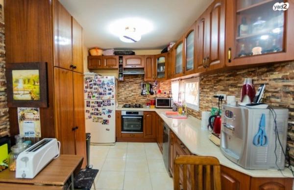 אריה מוצקין 27 (נאות שקד)