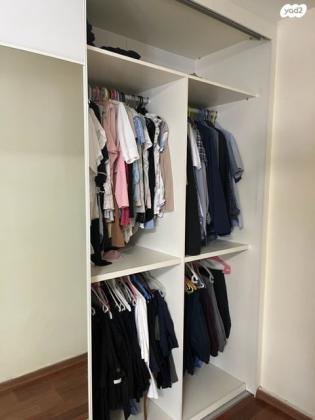 ארון הזזה זכוכית לבנה 2 דלתות במצב מעולה