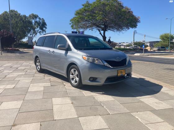 טויוטה סיינה (2010)