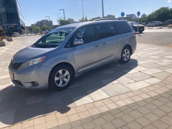 טויוטה סיינה (2010)