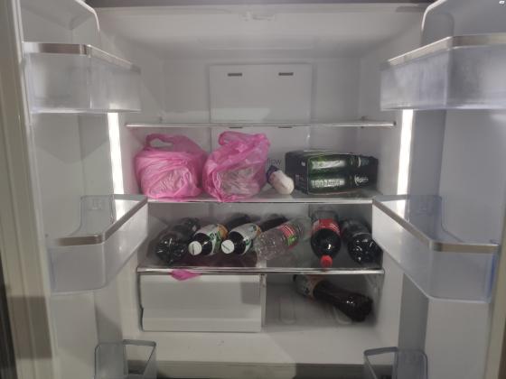 מקרר חברת סוזוקי בצבע שחור