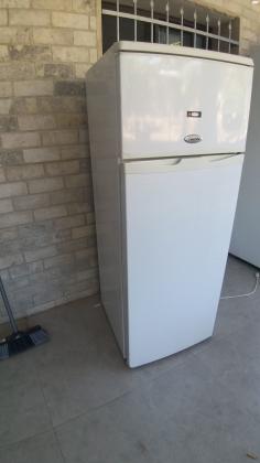 מקרר בינוני חברת NEON במצב