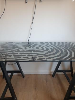 שולחן עבודה זכוכית עם רגלי