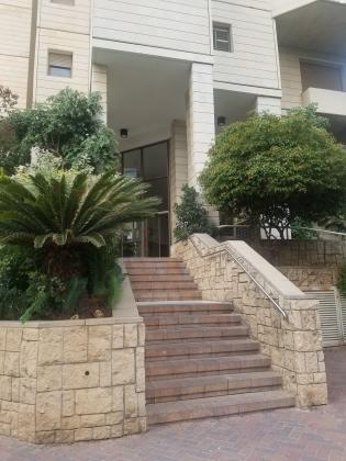 הרי הגלעד 7 (הבורסה)