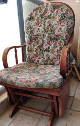 כסא נדנדה להנקה