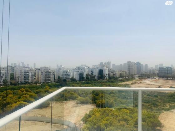 יהודה עמיחי (הגוש הגדול)