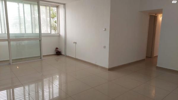 מעפילי אגוז 50 (נוה חן)