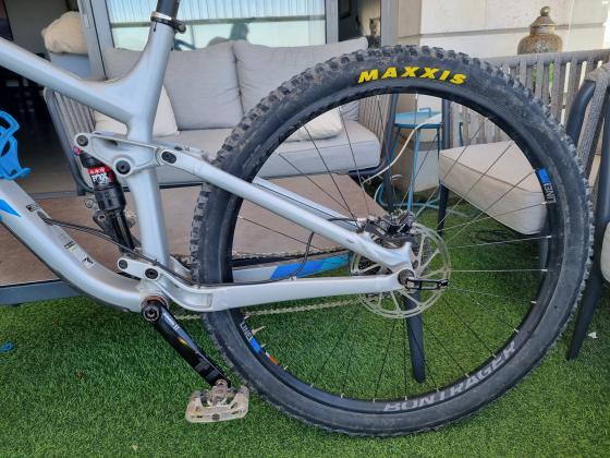 אופניי שטח שיכוך מלא במצב מדהים