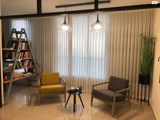 דבורה בארון 3 (כצנלסון)