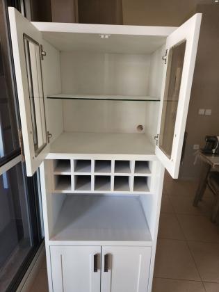 ויטרינה מעולה מעץ עם כוורת לבקבוקי יין