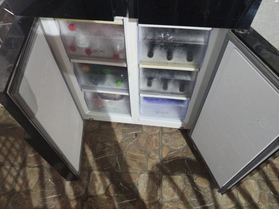 מקרר חברת סוזוקי בצבע שחור