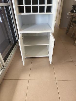 ויטרינה מעולה מעץ עם כוורת לבקבוקי יין