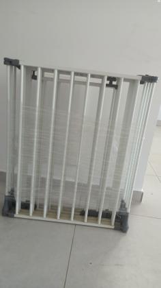 גדר הפרדה ביתי ליצירת חוצץ