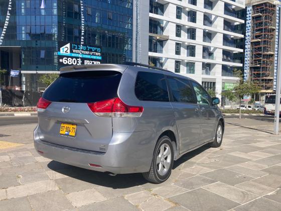 טויוטה סיינה (2010)