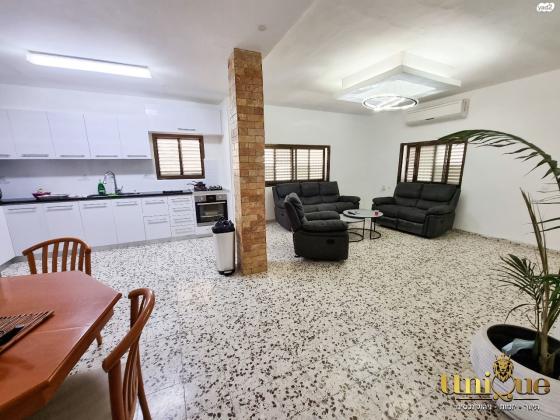 חנה סנש 8 (גבעה א)