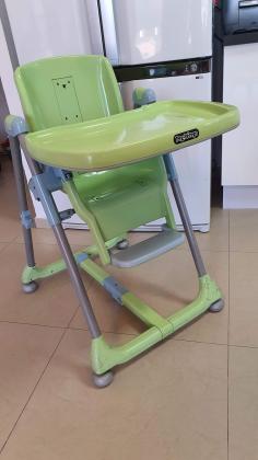 כסא אוכל מתכוונן של חברת פג פרגו